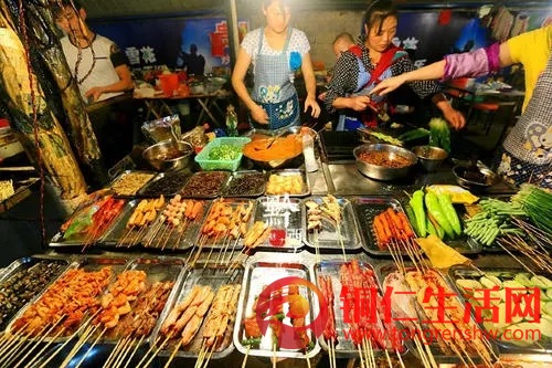 燒烤店緊急轉(zhuǎn)讓，有穩(wěn)定的客源，設(shè)施與手續(xù)齊全，接手即可盈利！